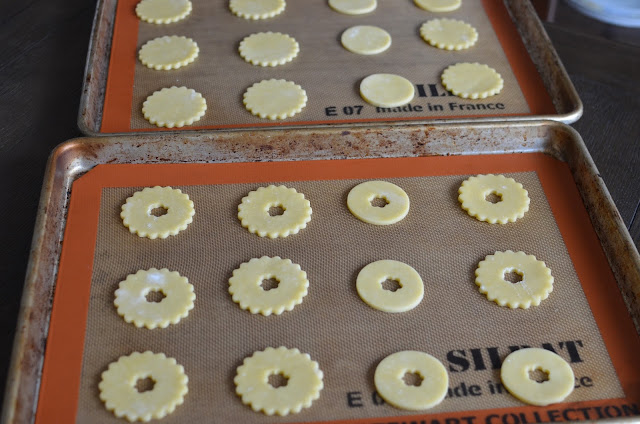 playing-with-flour-jammy-dodgers