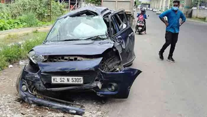 News, Kerala, Ernakulam, Kochi, Car accident, Accident, Accidental Death, Woman, Kochi Metro, Aluva, Police, A woman died after being hit by a car on the Kochi Metro pillar.