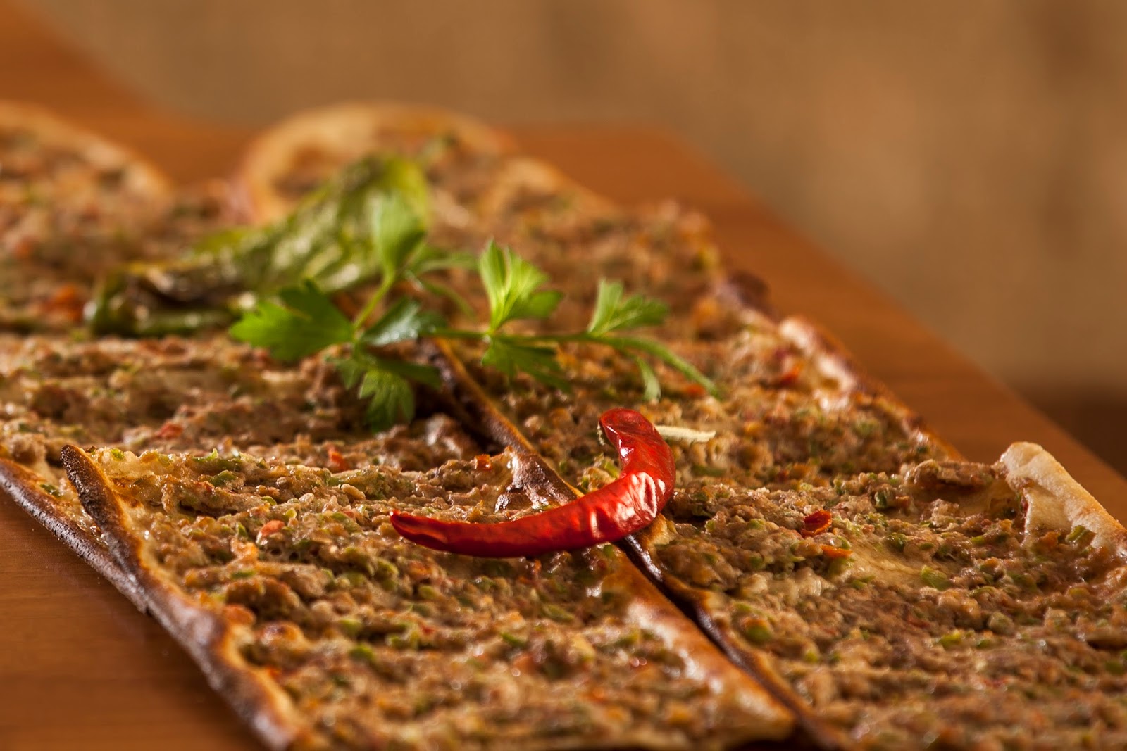 Fladen mit Hackfleisch - Etli Ekmek - Türkische Gerichte Fladen mit Hackfleisch - Etli Ekmek - Türkische Gerichte