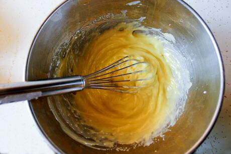 Snel dikke mayonaise maken zonder staafmixer met eierdooier, mosterd, olie, peper, zout, azijn en citroensap