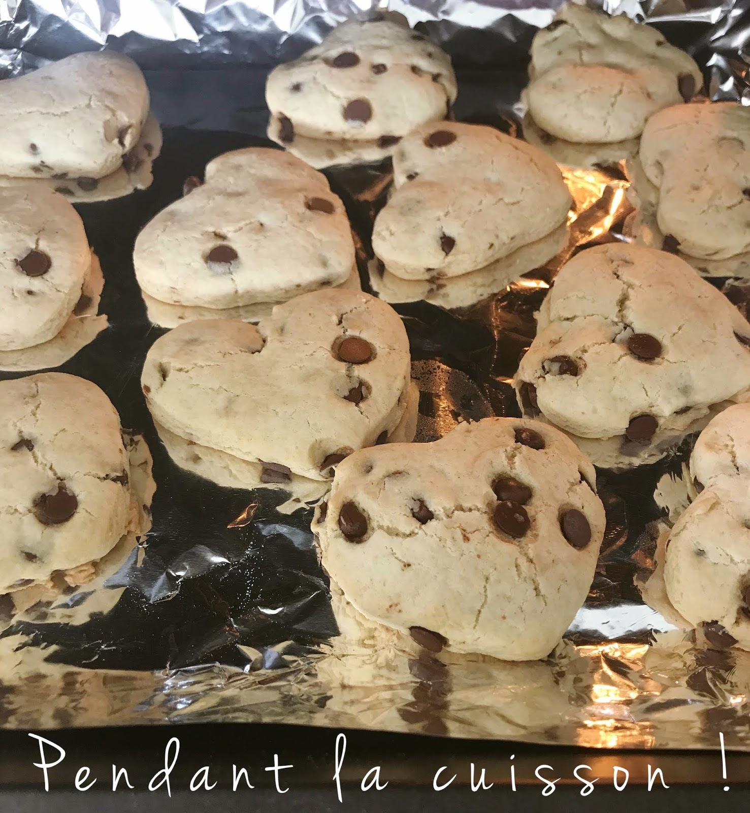 Cookies en forme de cœurs aux pépites de chocolat Cookies aux pépites de chocolat en forme de cœurs