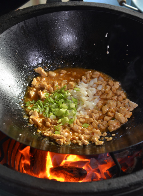 Cocinar en el wok en el Big Green Egg