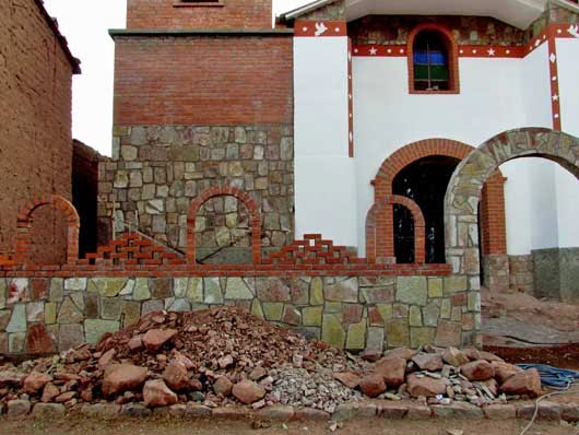 Ein Foto von der Kirchenmauer … am kommenden Samstag wird in Gemeinschaftsarbeit (faina) der Bauschutt weggeschafft.