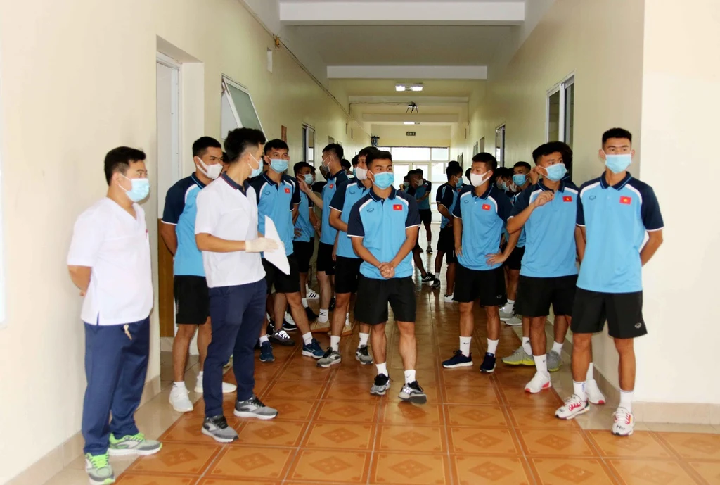 HLV Park cùng U22 Việt Nam kiểm tra y tế ngày hội quân