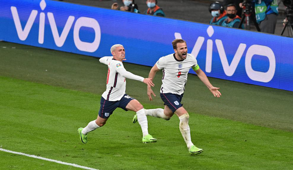 Kane berlari kepinggir lapangan saat mencetak gol kegawang Denmark.