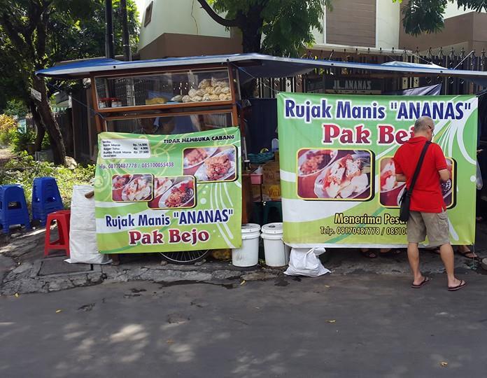 Arek Kuliner Rujak Manis Ananas Pak Bejo Malang