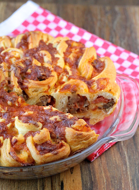 Chrysanthemum Bread with Sausage, Pepperoni, and Mozzarella Cheese