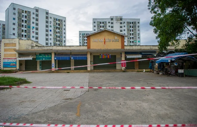 Chợ Nại Hiên Đông hoạt động trở lại sau 3 ngày bị phong tỏa Chợ Nại Hiên Đông hoạt động trở lại sau 3 ngày bị phong tỏa