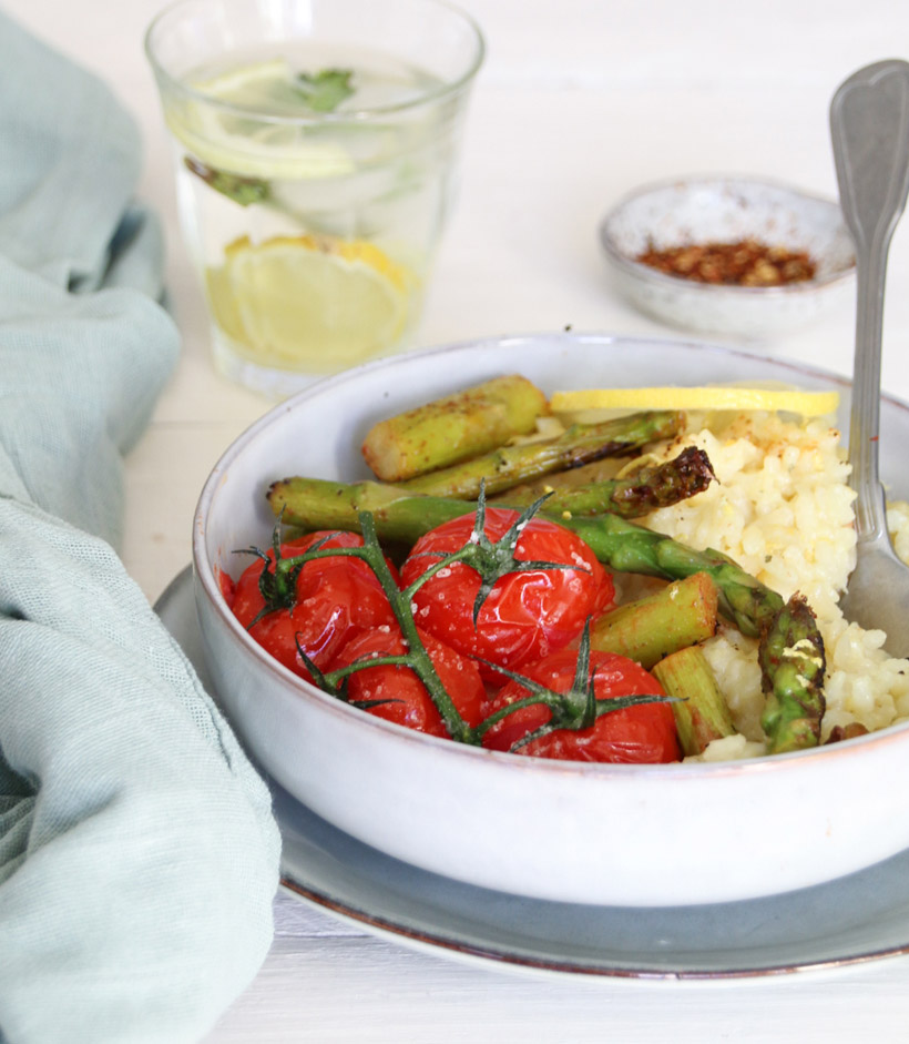 Zitronenrisotto mit Tomaten und grünem Spargel