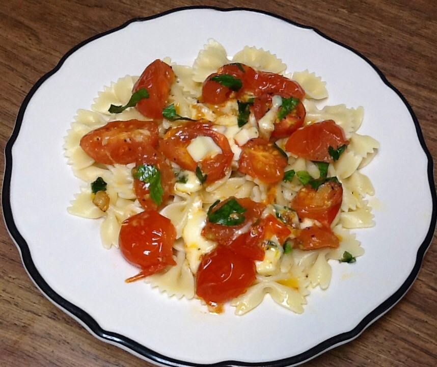 LA CASA E IL GIARDINO Bowtie Pasta with Mozzarella and Cherry Tomatoes