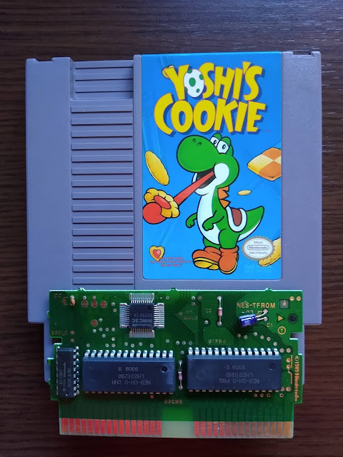 Cartucho Yoshi's Cookie de NES con su placa visible