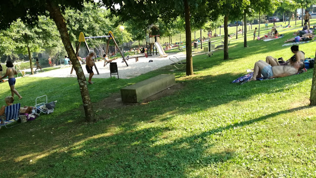 Bancos de pedra na Zona de Sombra Praia Fluvial da Loureira