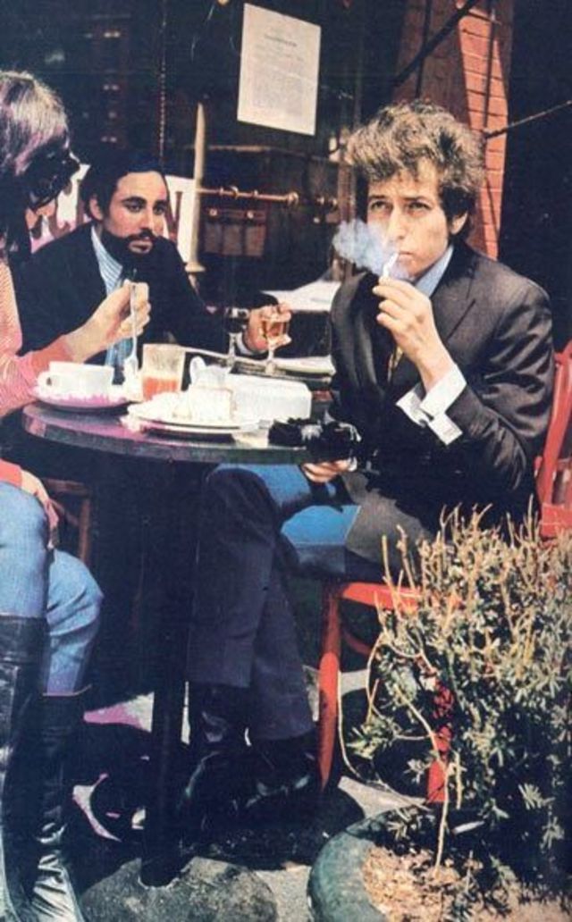 47 Interesting Color Photos of a Young Bob Dylan in the