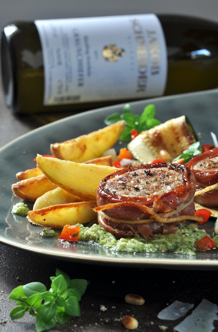 Schweinefilet-Medaillons mit Pesto, Zucchini-Paprika-Gemüse und ...
