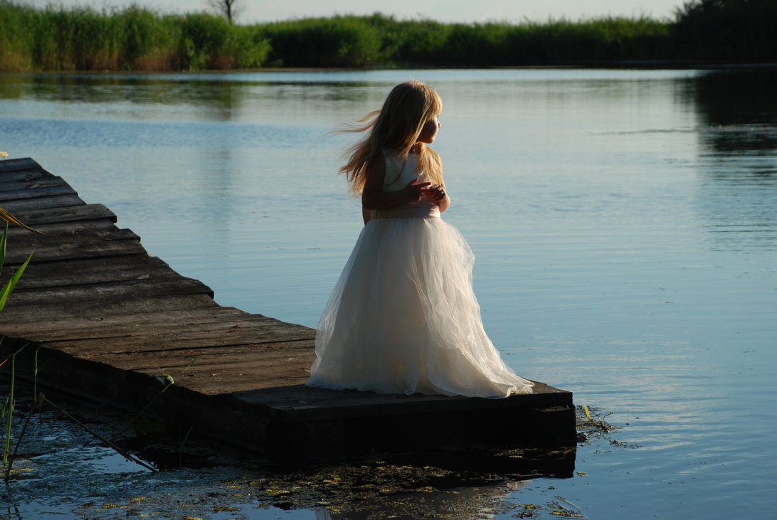 Раз два три белом платье. Фотосессия в воде. Фотосессия в воде в платье. Фотосессия в белом платье в воде. Девушка в белом платье.