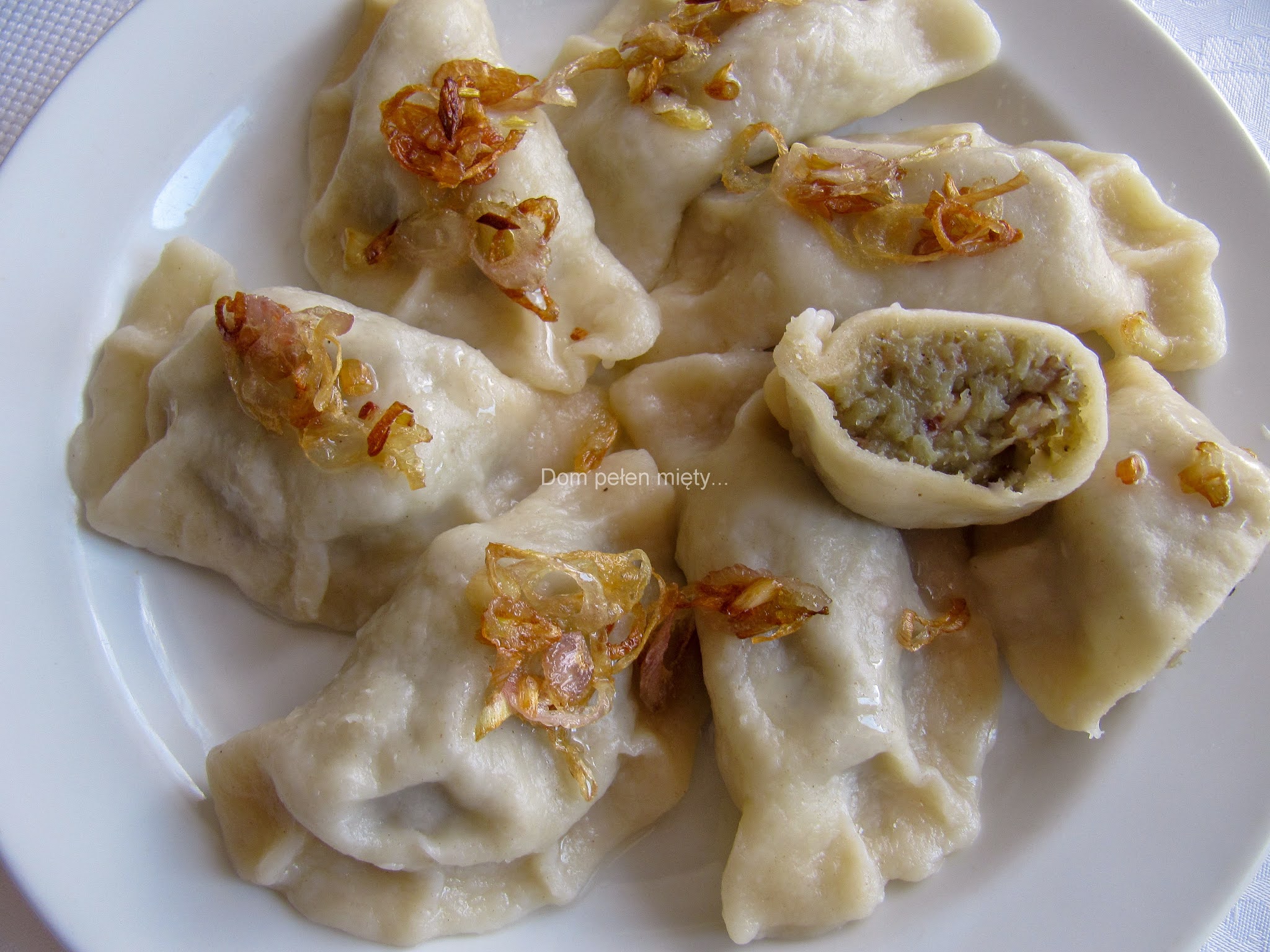 Dom pełen mięty... Pierogi z tartymi ziemniakami i z boczkiem