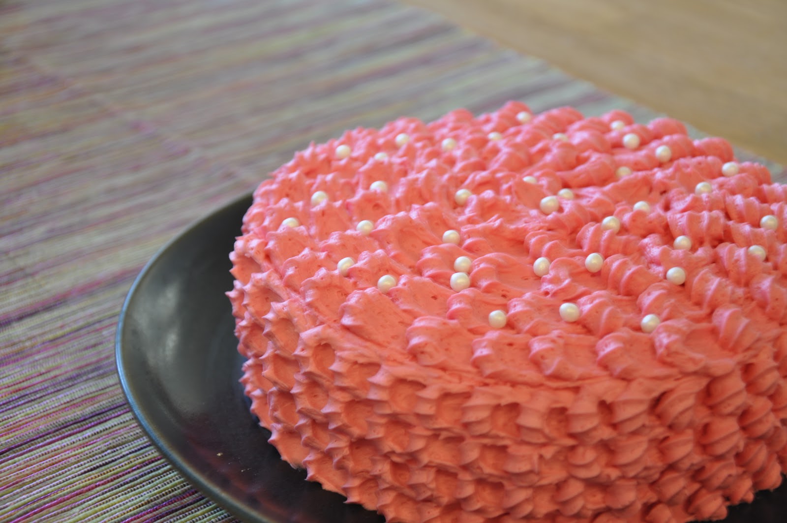 Från jäst till gäst: Chokladtårta med rosa frosting