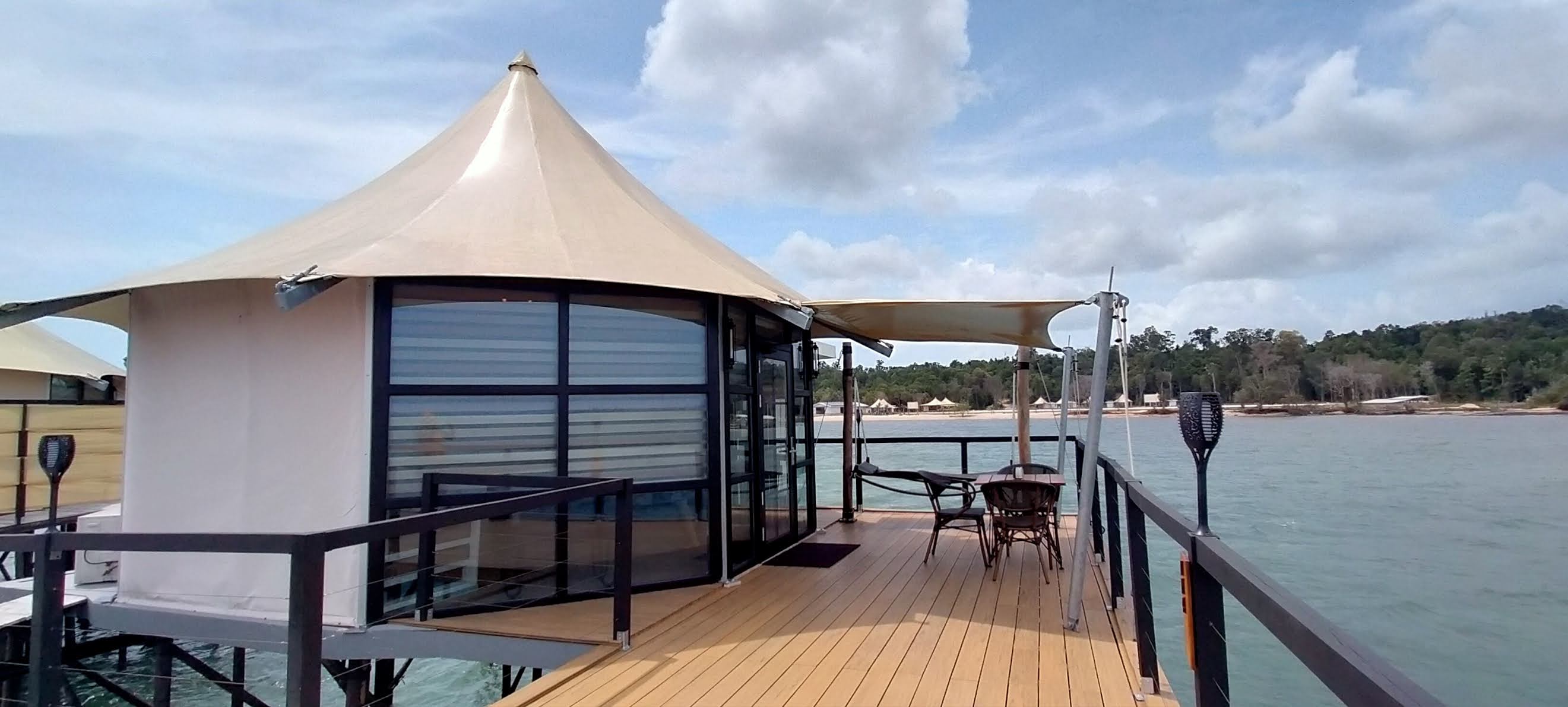 Кики бич ялта пляж. Ялта пляж девушки. Кики бич. Kiki beach. Kiki beach.