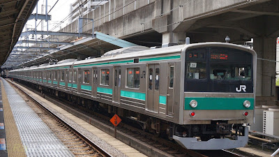赤羽駅を出発する埼京線205系