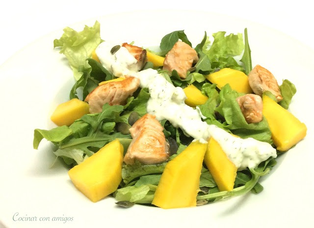 Ensalada templada de salmón y mango
