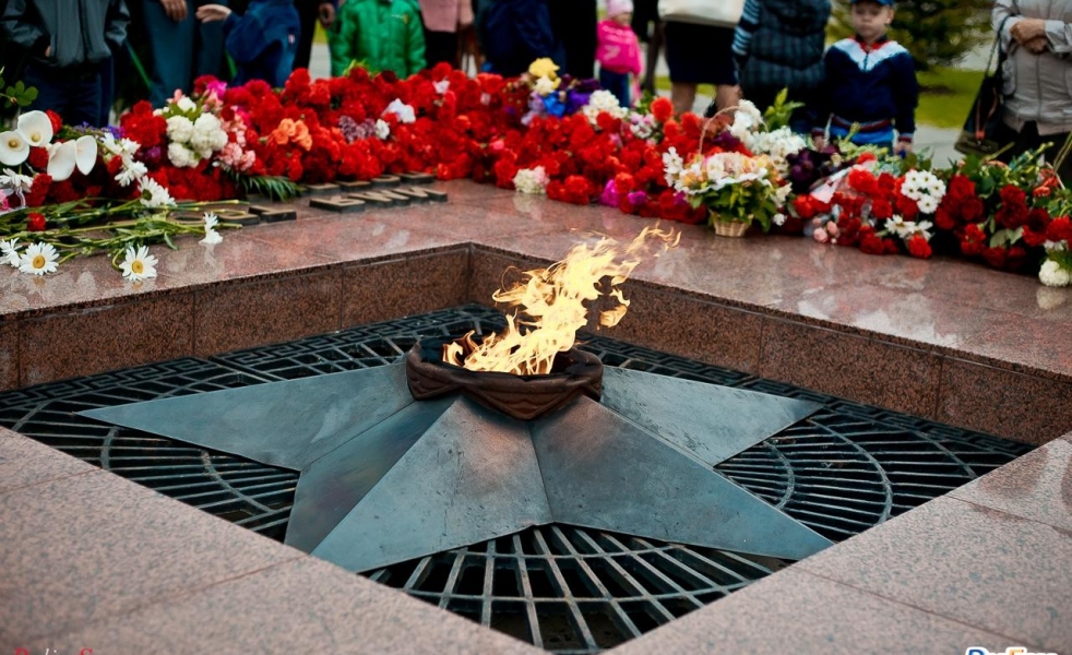 Монумент 9 мая. Могила неизвестного солдата на площади победы воронеж. Памятник 9 мая. Могила неизвестного солдата москва. Памятники ко дню победы 9 мая.