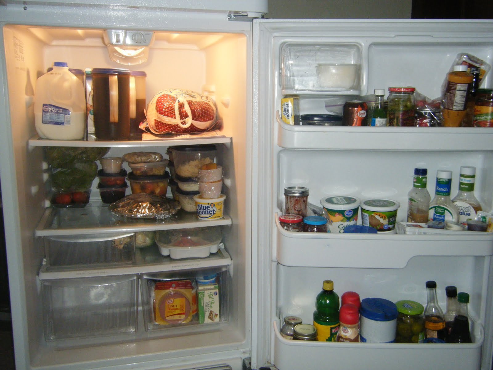 Почему в домашние холодильники. Холодильник внутри. Внутренности холодильника. Полный холодильник. Холодильник изнутри.