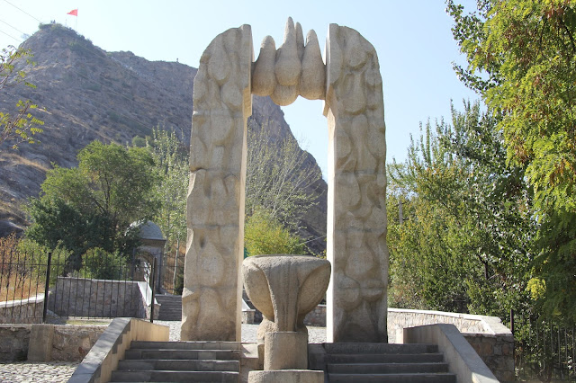 Kirghizistan, Och, monument, La grande Molaire, Большой коренной зуб, Big Molar, © L. Gigout, 2012