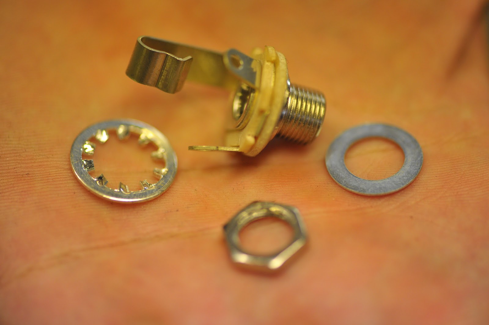 Loudo Guitars Jack cleaning