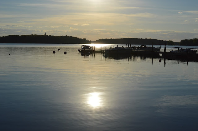 purjeveneet auringonlaskussa