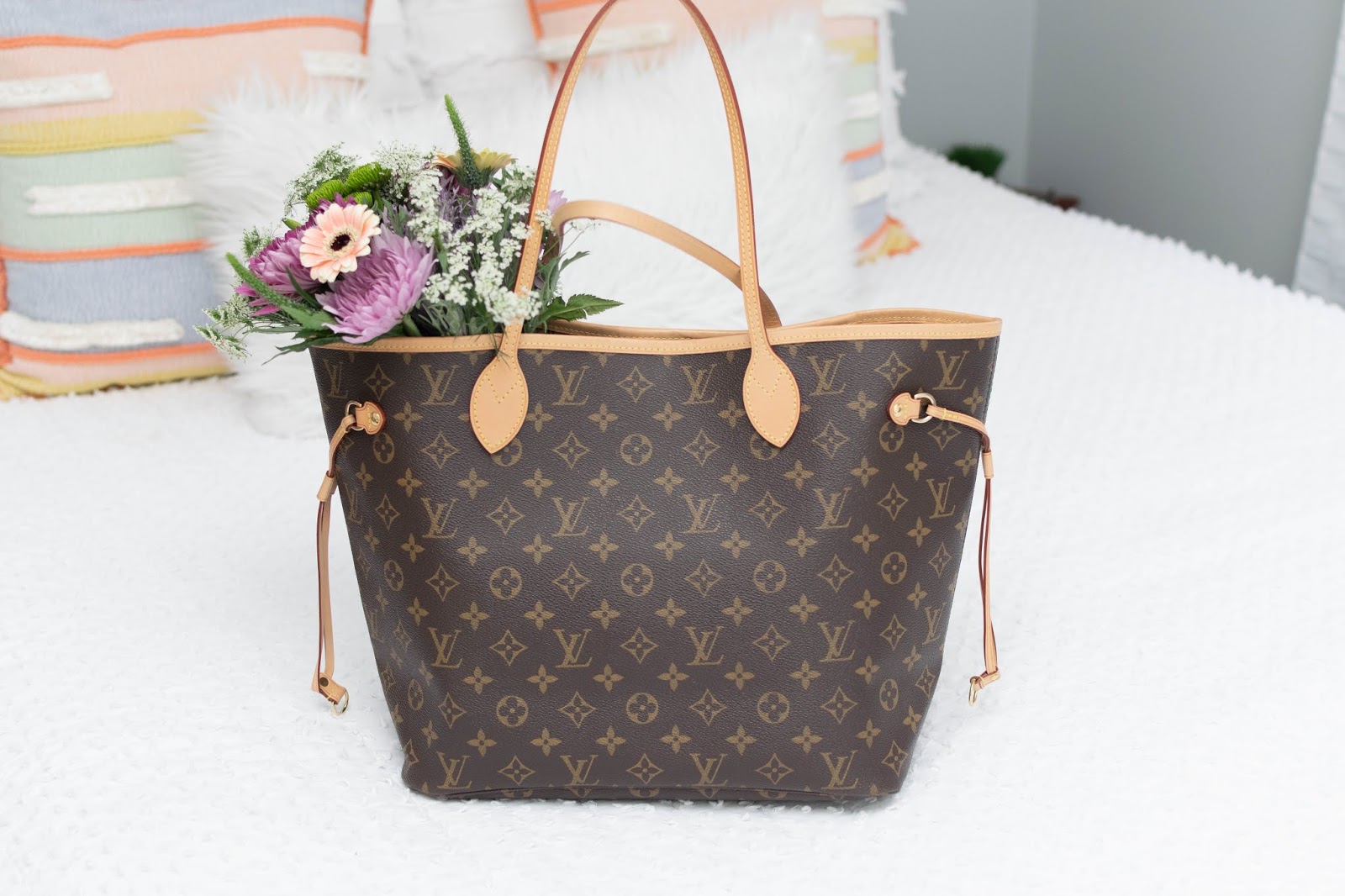 N I C H O L L E S O P H I A: What's In My Bag // Louis Vuitton Neverfull