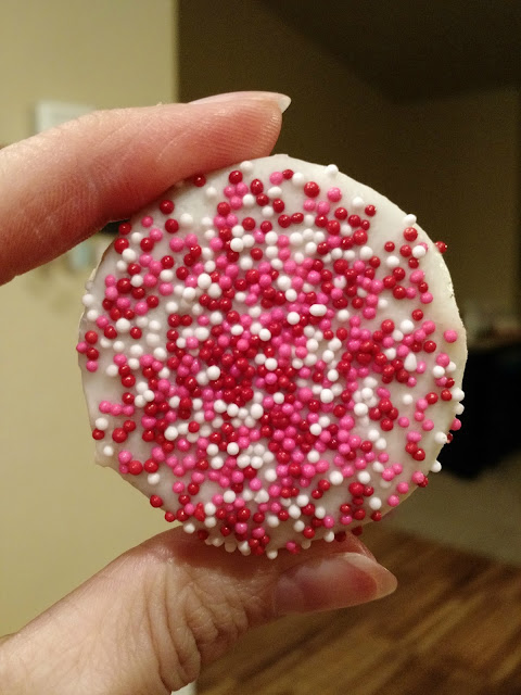 White Chocolate Dipped Oreos--a quick and easy treat to make for any occasion!