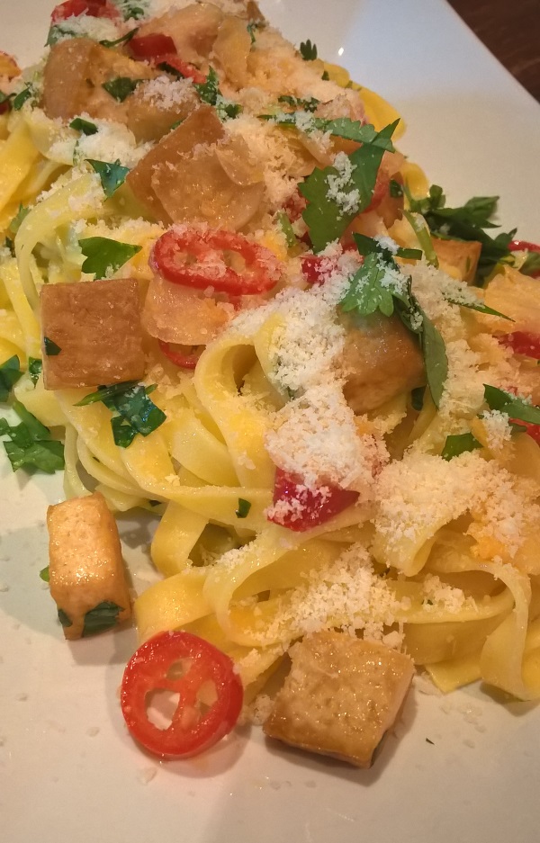 Sydänmuruja keittiössä Tofuchilivalkosipulipastaa