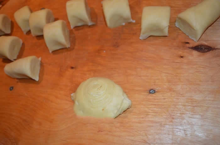 Пирожки с арахисом из слоеного дрожжевого теста в духовке: Бадамбура, рецепт