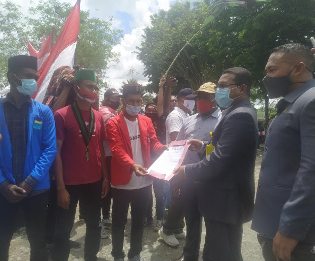 Temui Mahasiswa Yang Demo Uu Cipta Kerja Anggota Dprd Mimika Harus Lihat Isi Materi Uu Salam Papua