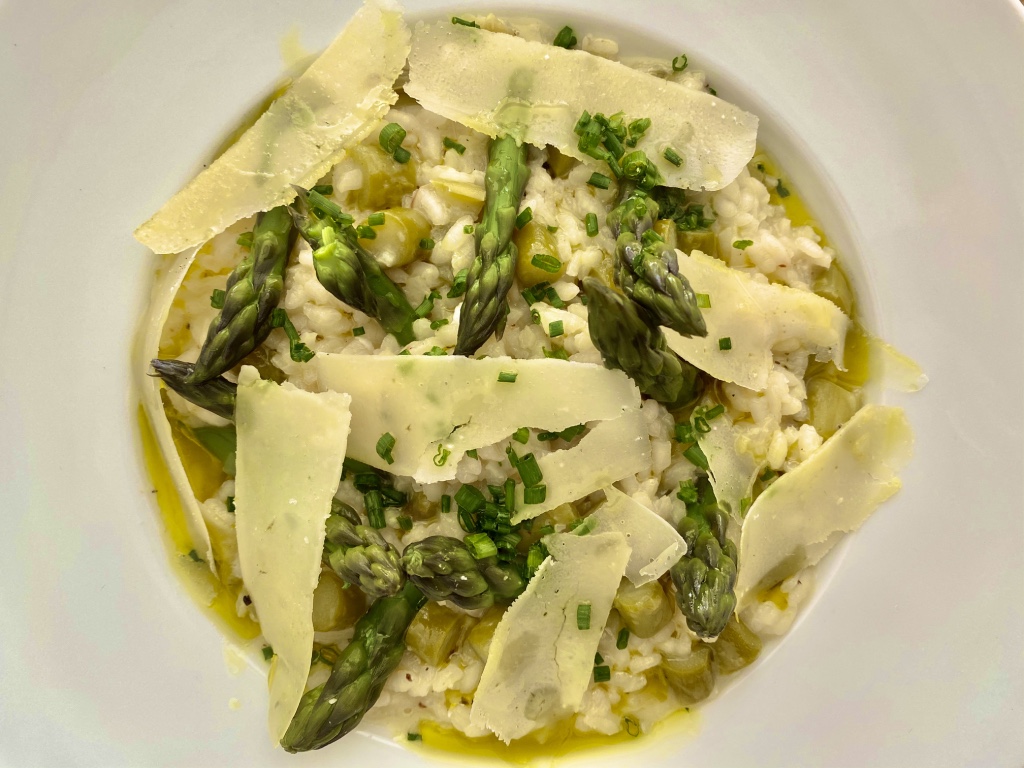 Tomates verdes fritos Risotto de espárragos y parmesano