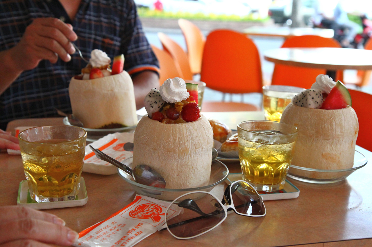 Michella Jade Weng 翁郁容 ミシェラ・オング Ho Chi Minh Kem Bach Dang coconut