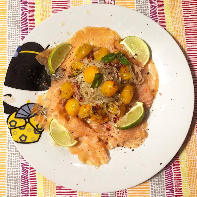 Shirataki salmone, lime e pomodorini gialli