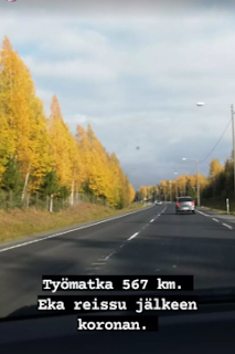 Kuva maantieltä, minkä reunalla koivut hehkuvat keltaisena. Tekstinä: 567 km. Eka reissu jälkeen koronan.