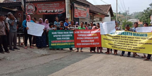 Tuntut Pengembalian Tanah Lapangan, Puluhan Warga Nekat Blokade Jalan Desa