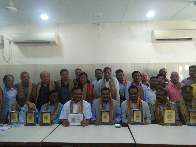 जनकपुरी कार्यक्रम में सहयोग करने वाले अधिकारियों व कर्मचारियों का सम्मान 