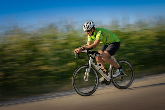 CTB permite bicicletas em rodovias sem acostamento. Foto: Daniela Jakob/Pixabay Ciclista pedalando sozinho
