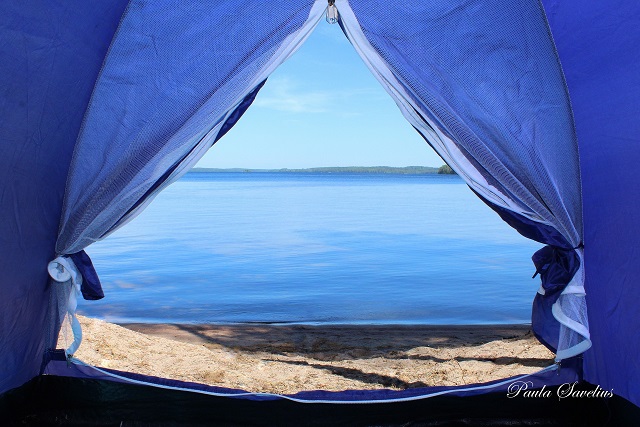 Järvinäkymä teltan oviaukosta