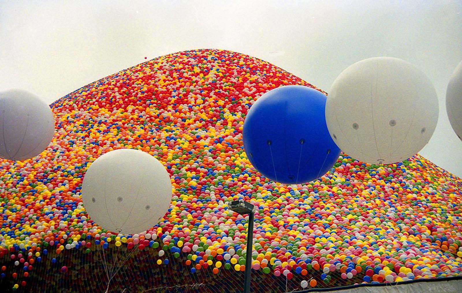 A rectangular structure the size of a city block, measuring 250 feet (76 m) by 150 feet (46 m) and rising three stories high, covered with a one-piece net of woven mesh material, was set up to hold the balloons, on the southwest quadrant of Public Square in Cleveland.