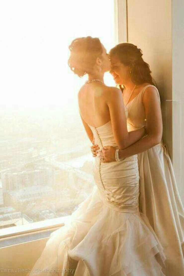 These lesbians. Две девушки в свадебных платьях. ДВК девушки в свадебных платьях. Лесбийская свадьба свадебное платье. Лесби в свадебных платьях.