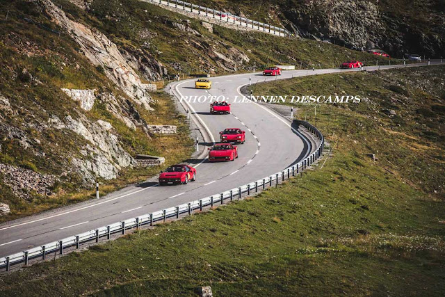 Ferraris fahren über den Berninapass, Ferrari Tribute Event, Bergpass, Kurve