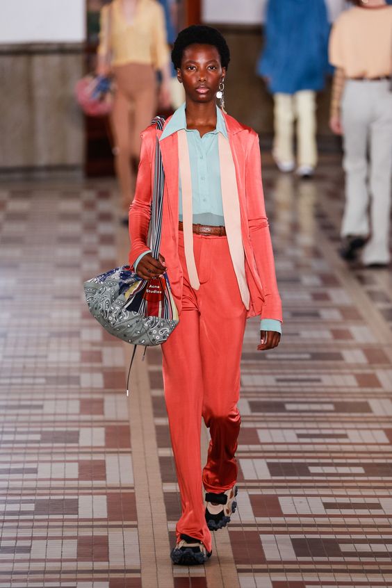 LIVING CORAL ON THE SPRING / SUMMER 2019 RUNWAYS - Miss Rich