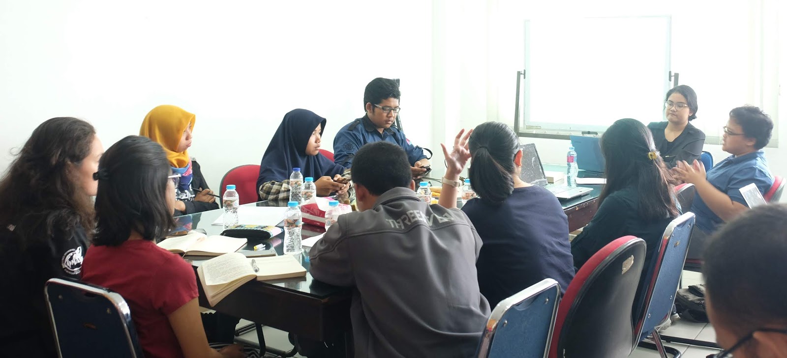 Bahasa Indonesia Kelas 9 - Soal Latihan dan Jawaban Teks Diskusi - Mataoker