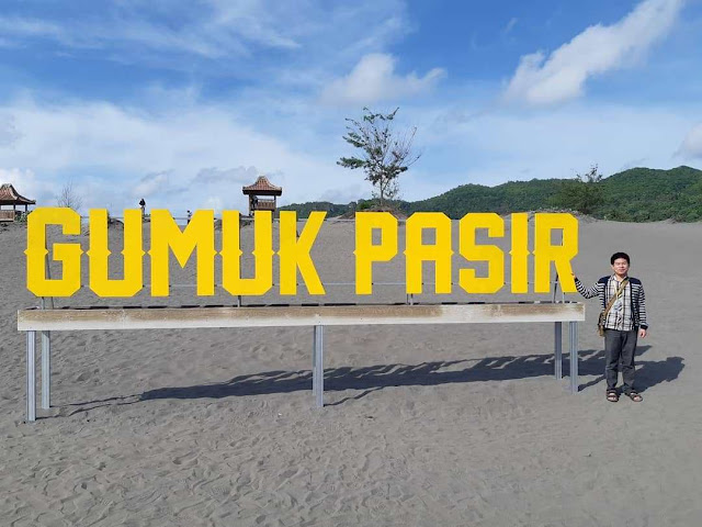 Wisata gumuk pasir untuk bermain sanboarding