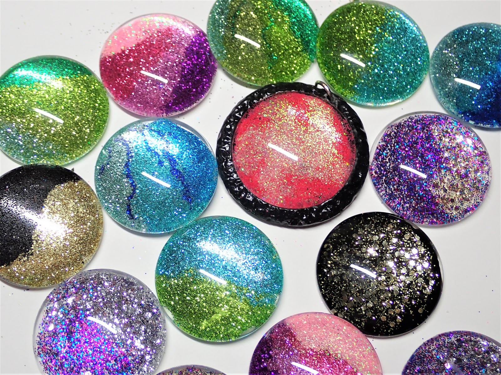 Very easy glitter pendants