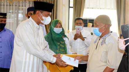 300 Mustahik Terima Zakat Program Pariaman Peduli